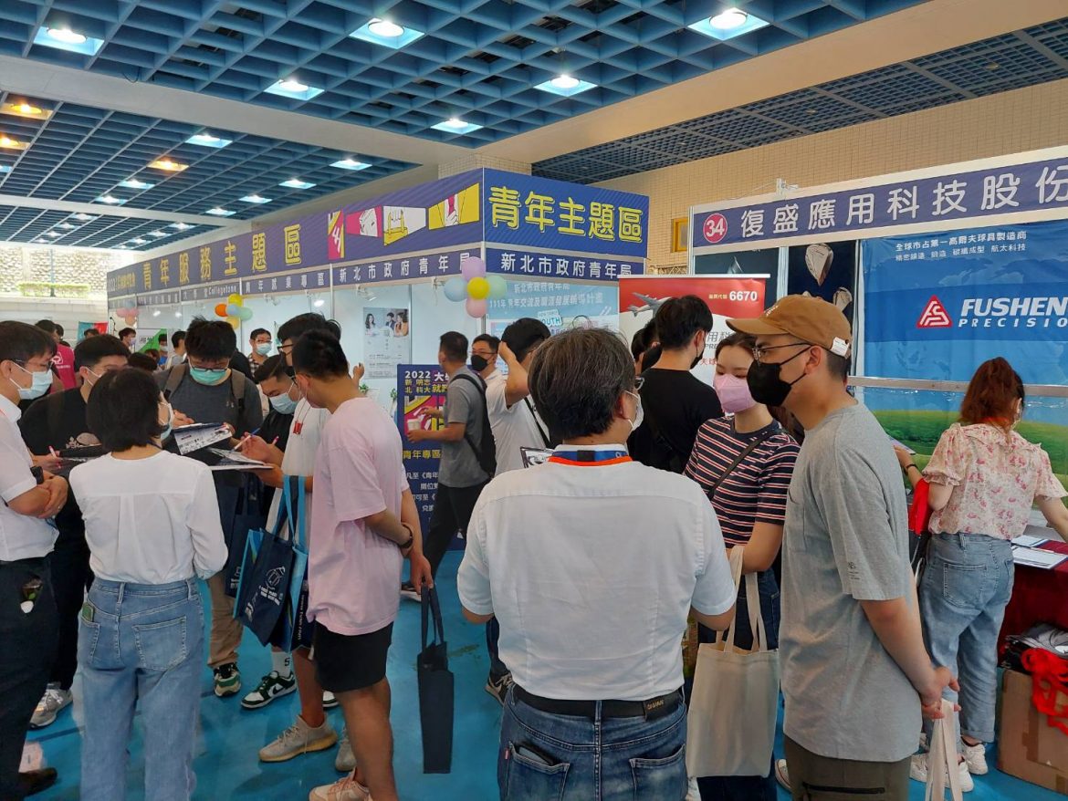 明志科大就博會5G自駕車展現科研實力 侯友宜勉同學「態度第一」