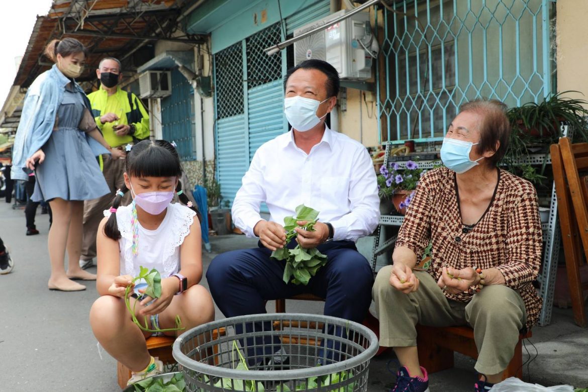 訪視家庭托顧機構陪伴長輩揀菜開講　翁章梁：感謝家托員用心照顧