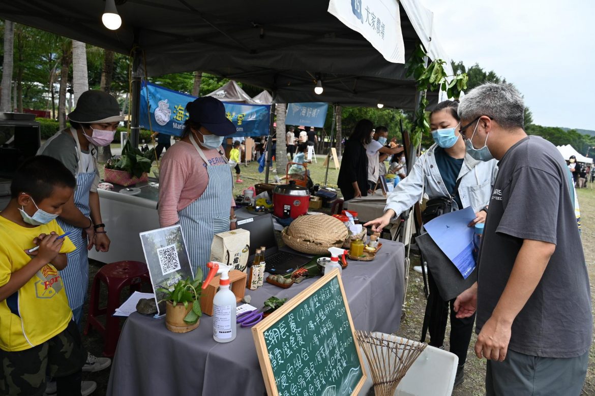 臺東慢食節「很潮餐桌」移師成功鎮   聽浪濤體驗海洋飲食文化