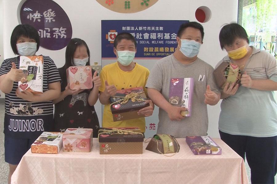 彌補經費缺口  仁愛社福推蛋糕、粽子義賣