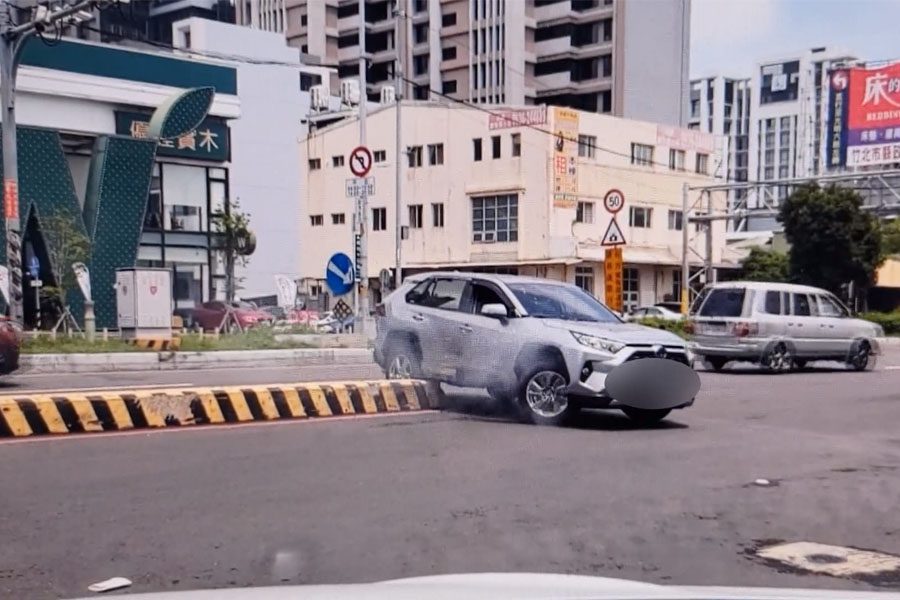 休旅車違規右轉  卡分隔島動彈不得