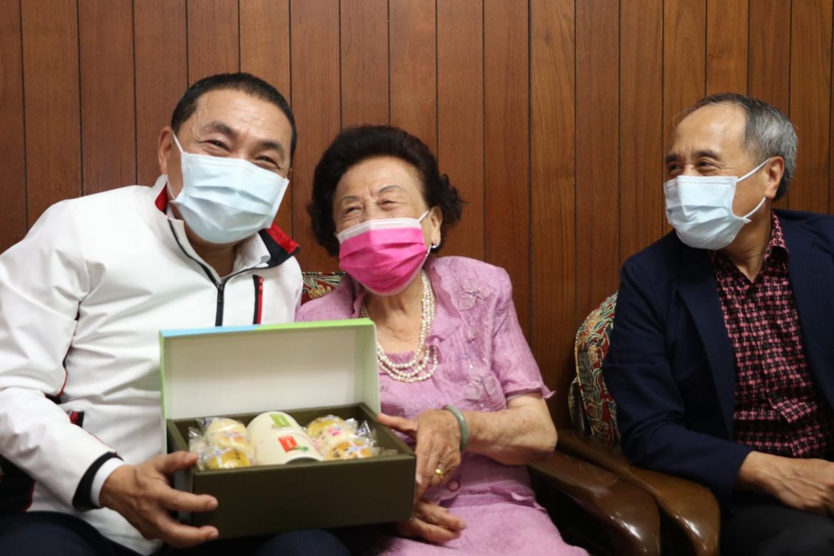 王施珍珍榮獲模範母親  侯友宜親往道賀  家道中落扛家計  路邊賣菜護子女受教育