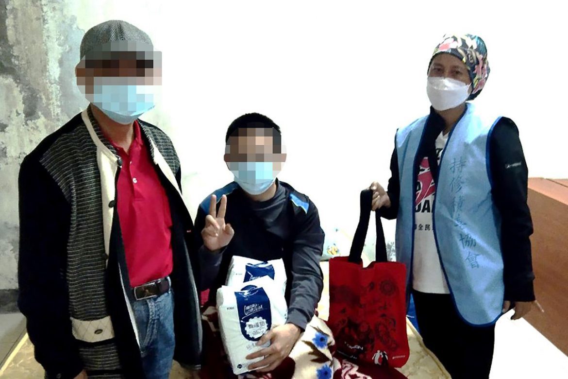 持修積善協會攜手景美村長金治雄  愛心物資即時送援助部落弱勢家庭