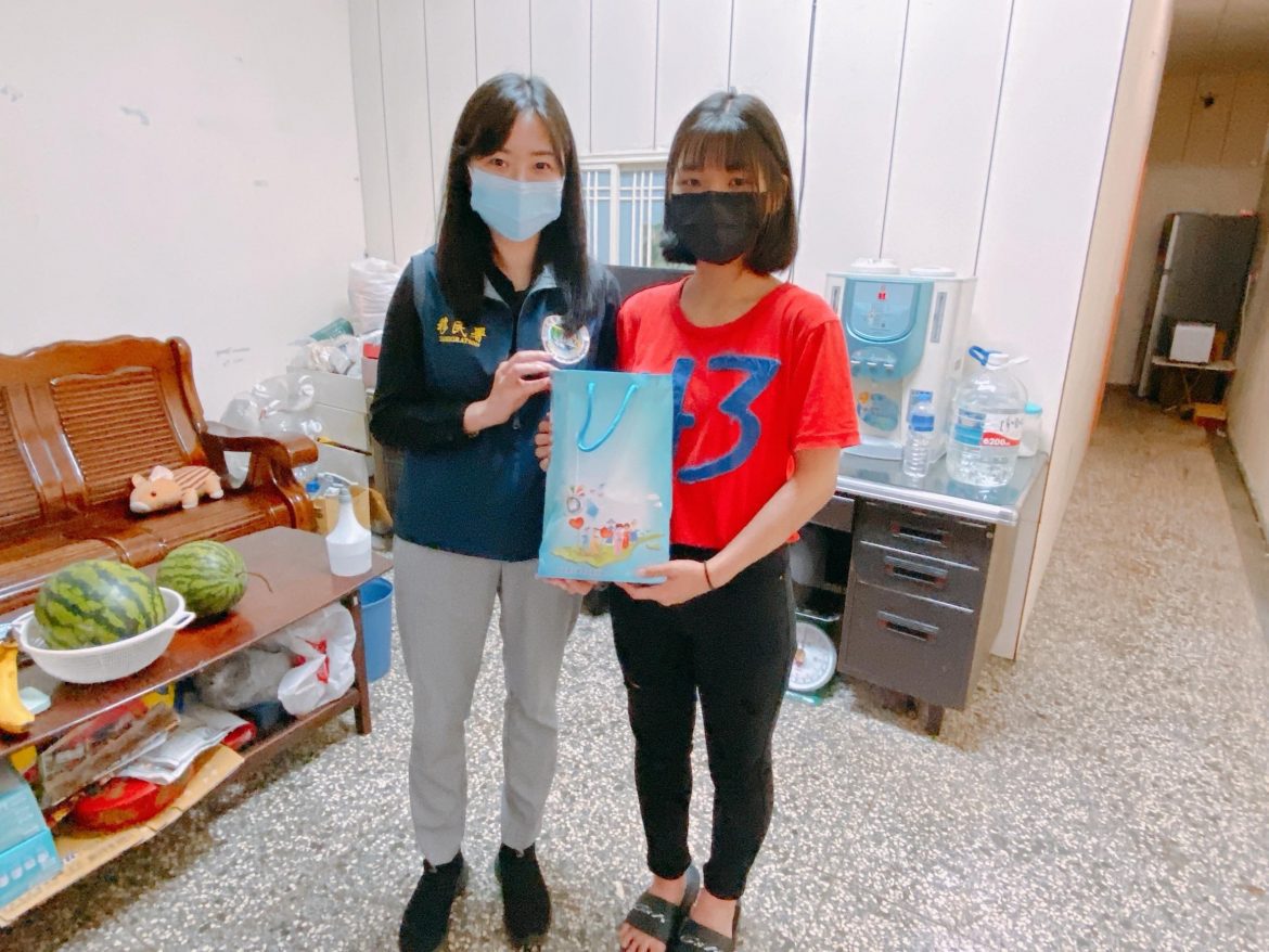 蘇澳國中鄭伶巧獲2022總統教育獎  姊妹先後獲獎移民署祝賀