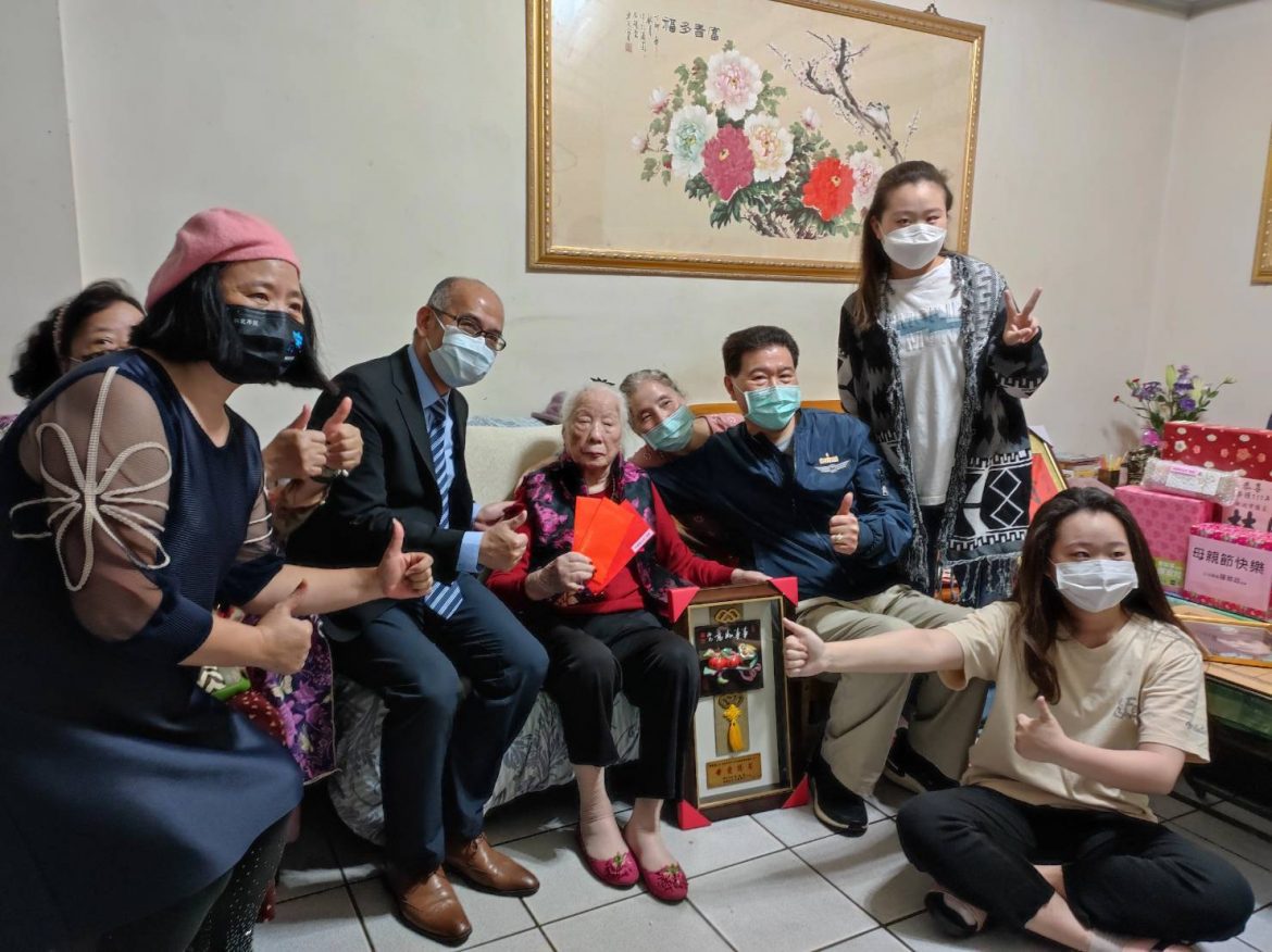 藝起來創團人胡麗雲榮獲板橋區模範母親  區長親臨祝賀  她將榮耀獻給94高齡母親