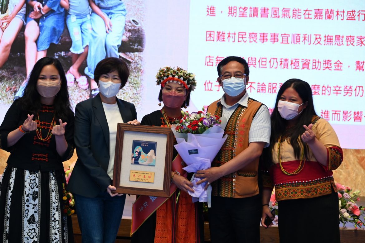 歡慶母親節  台東縣頒獎表揚20位模範母親