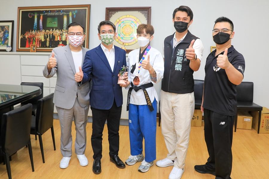 世錦賽跆拳道銅牌國手高温俐婷  赴市公所感謝市長及公所支持