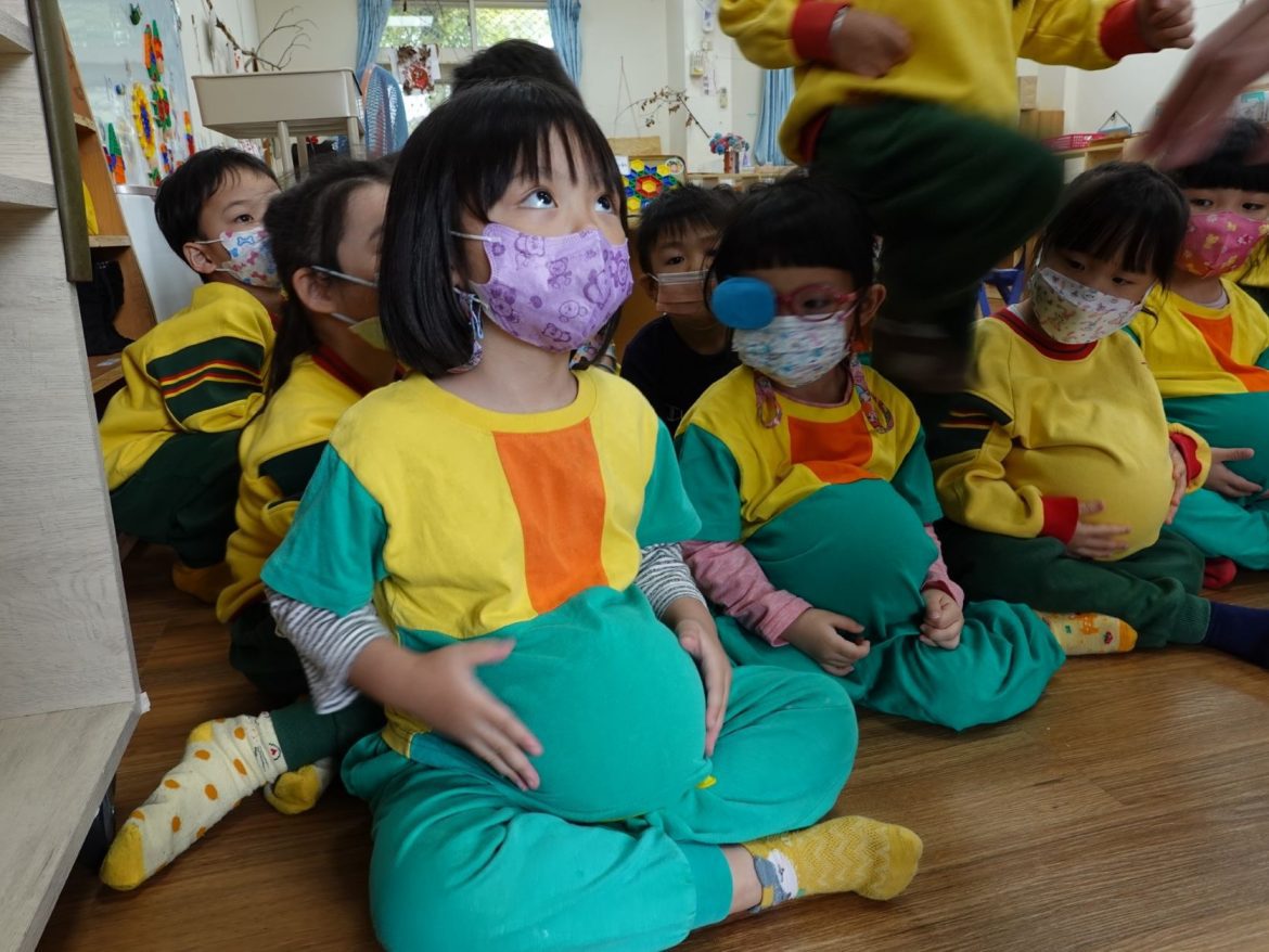 市幼學童挺氣球肚 體驗媽媽懷胎辛苦