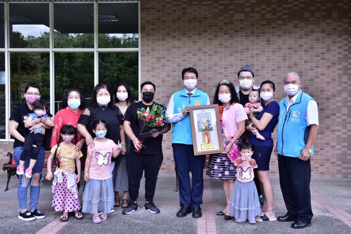 花蓮市模範母親暨模範婆媳表揚 魏嘉賢到府頒贈獎祝福