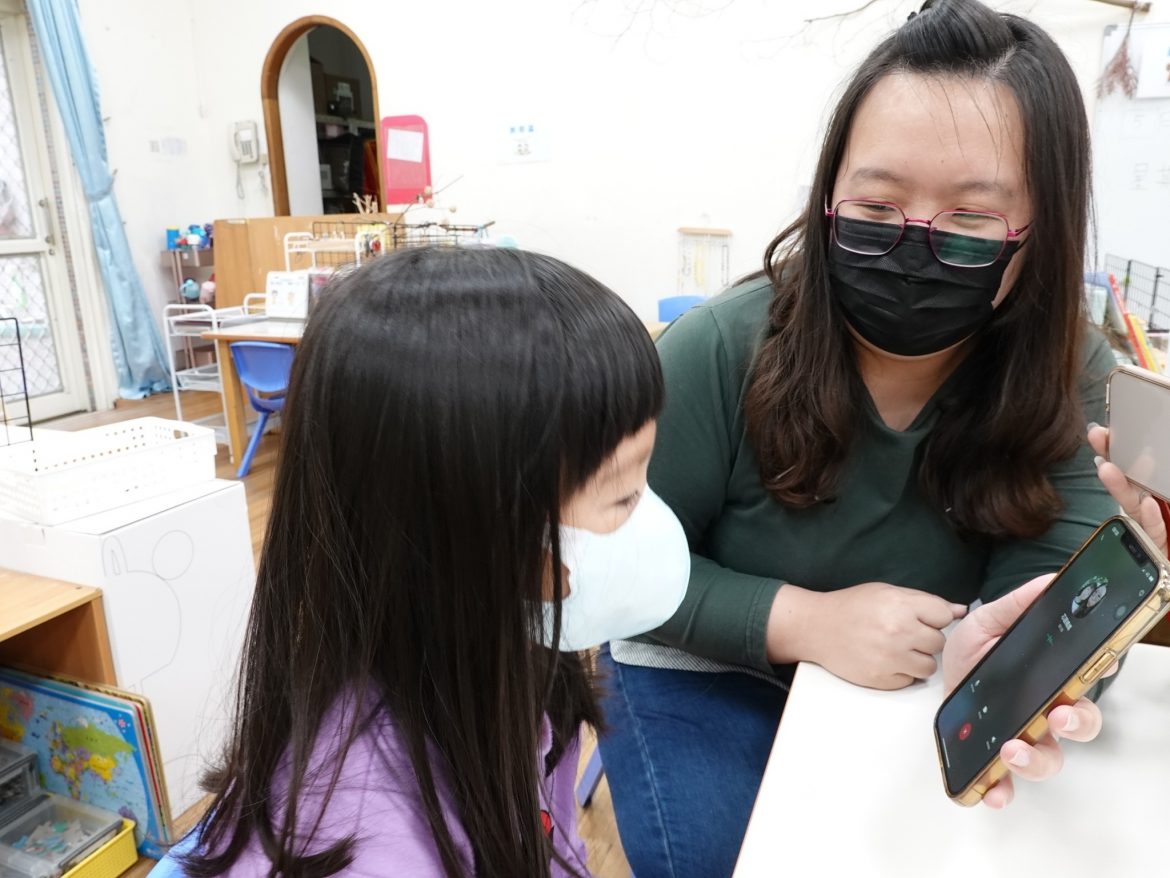 母親節快到了 幼童向媽媽大聲說出愛