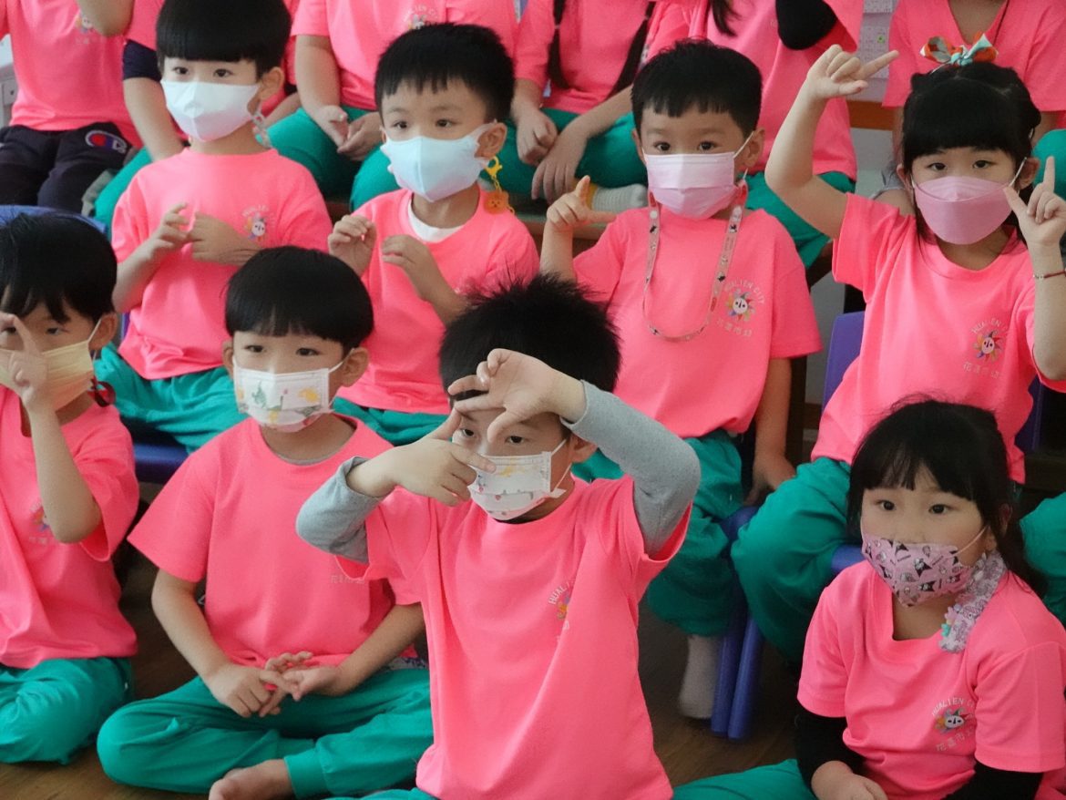 幼兒與媽媽們「愛的空中約會」 溫馨感人