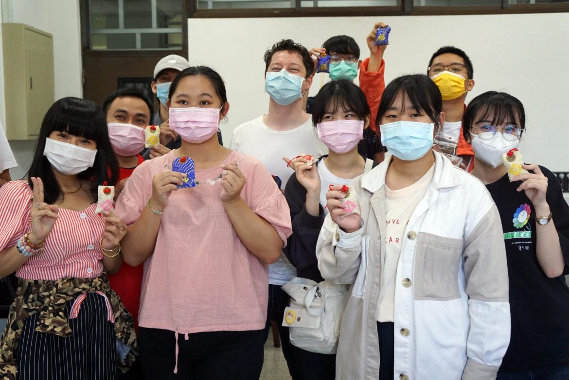 大葉大學華語中心文化體驗活動　境外生製作防蚊香包