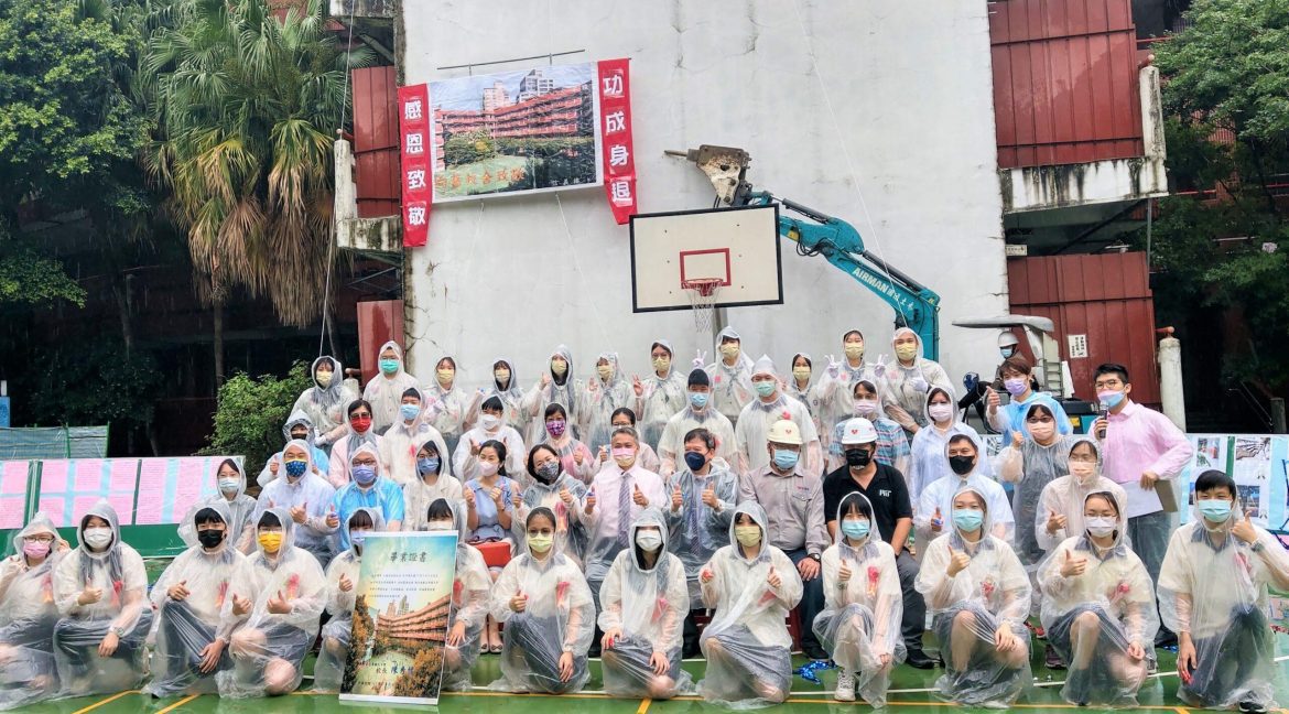 忠孝國中舊校舍與九年級生一同領畢業證書  謝謝陪伴美好成長點滴 感恩送舊說再見