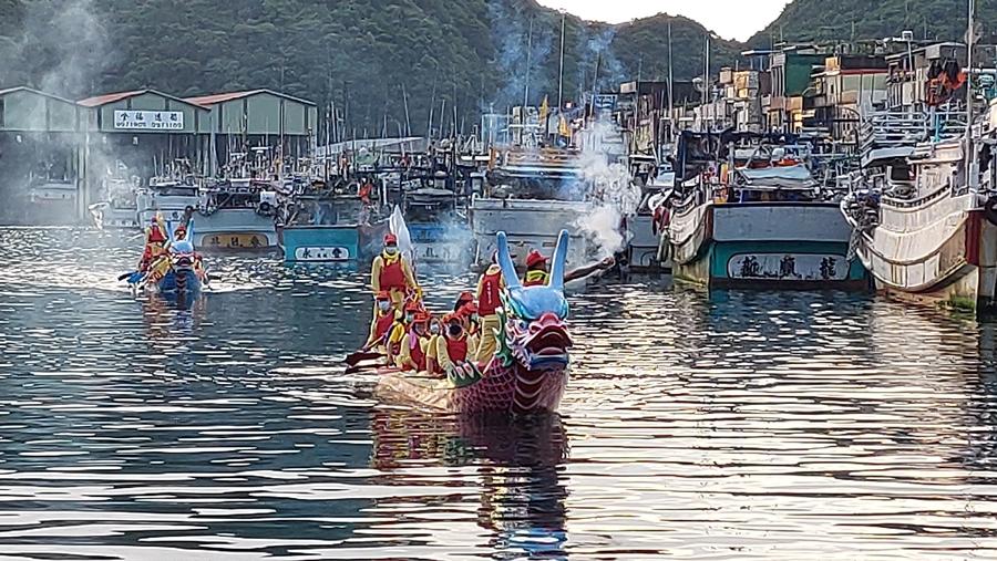端午蒐奇!  傳承一甲子海上龍舟祭港  蘇澳黑面媽坐鎮繞港祈福