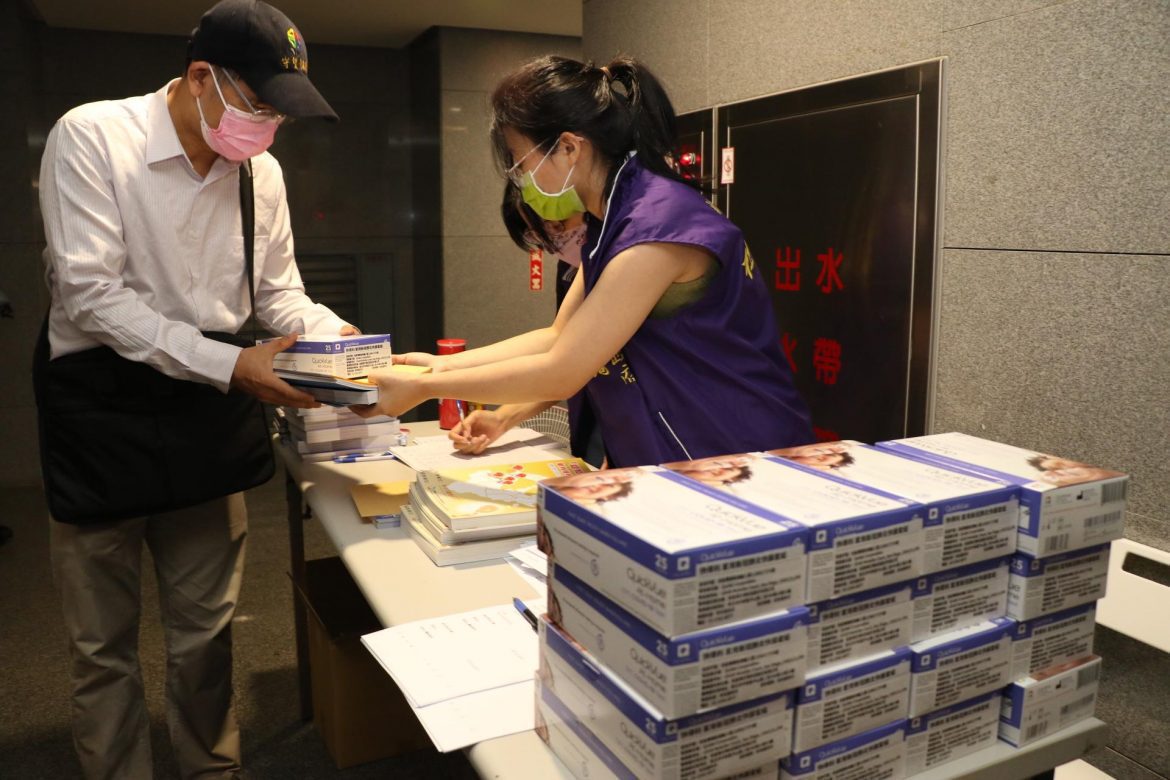 新北市致贈社區照顧據點快篩劑長輩運動增強免疫力較不會染疫