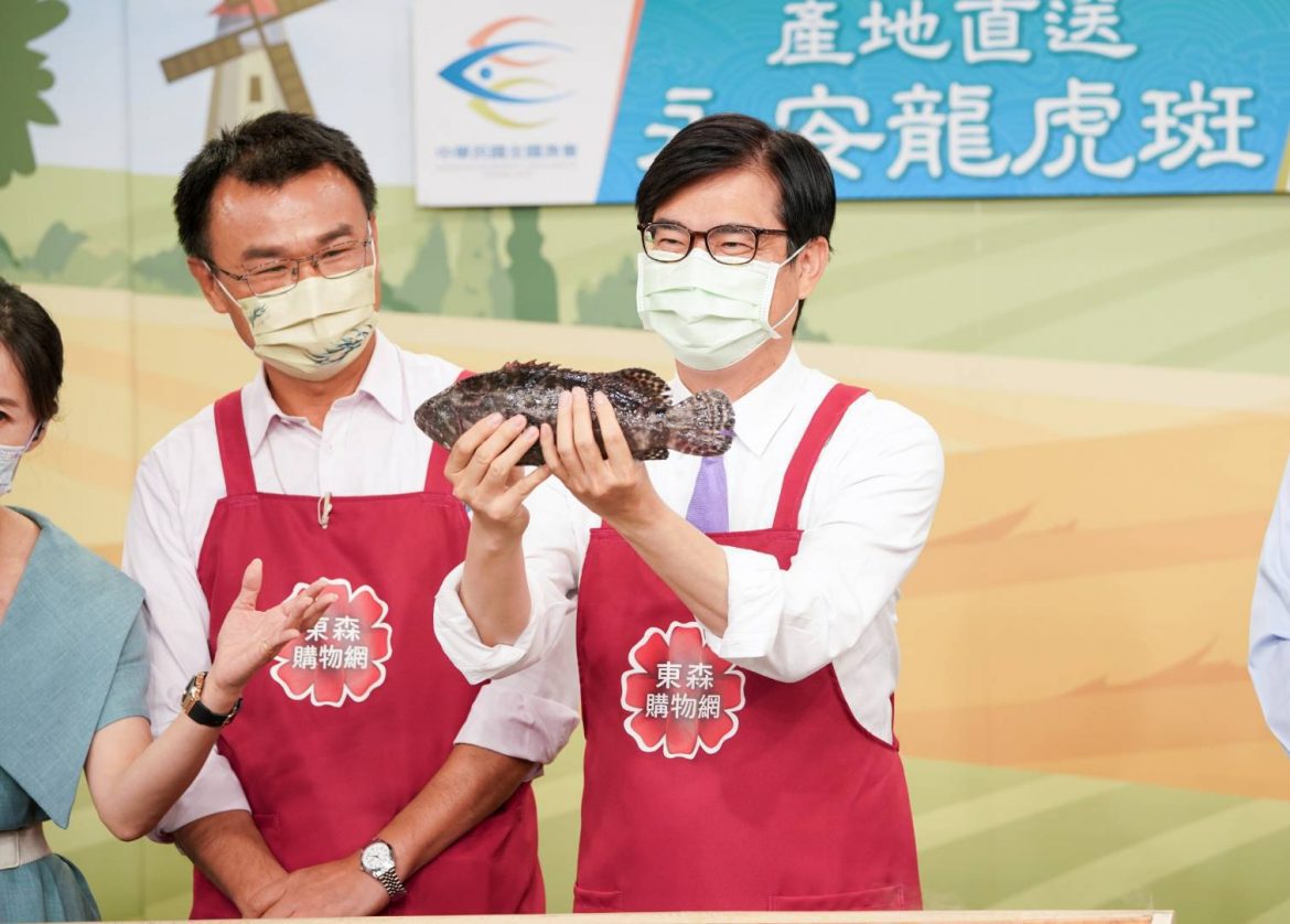 攜手農委會主委陳吉仲當起賣魚郎　陳其邁：為高雄漁民找出路