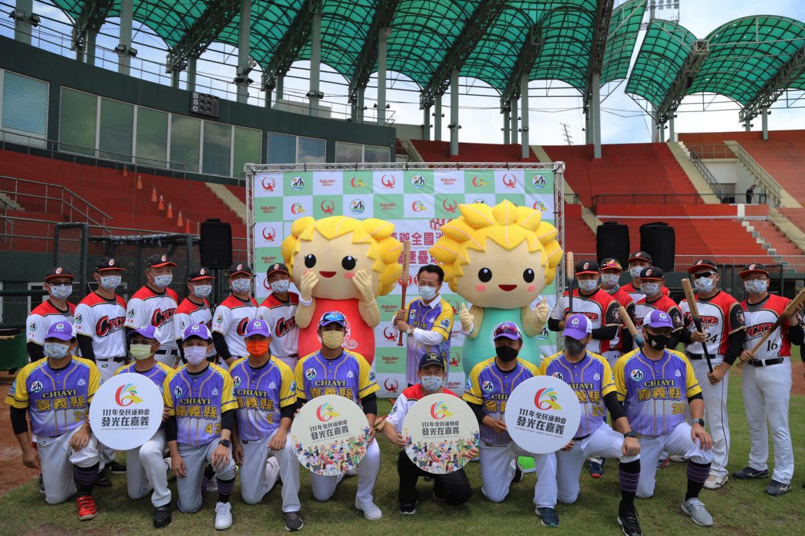 翁章梁開球  為8月全國消防慢壘賽熱身