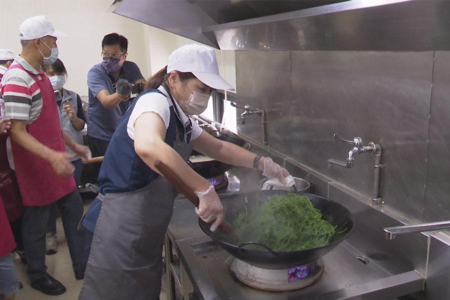 關心共餐食堂運作  副市長沈慧虹下廚炒菜