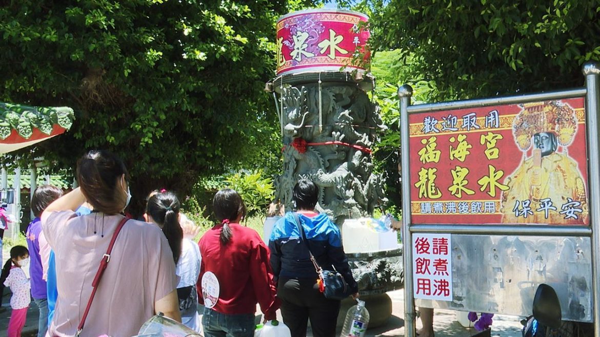 影音/端午取午時水  知名王功福海宮龍泉井信眾大排長龍