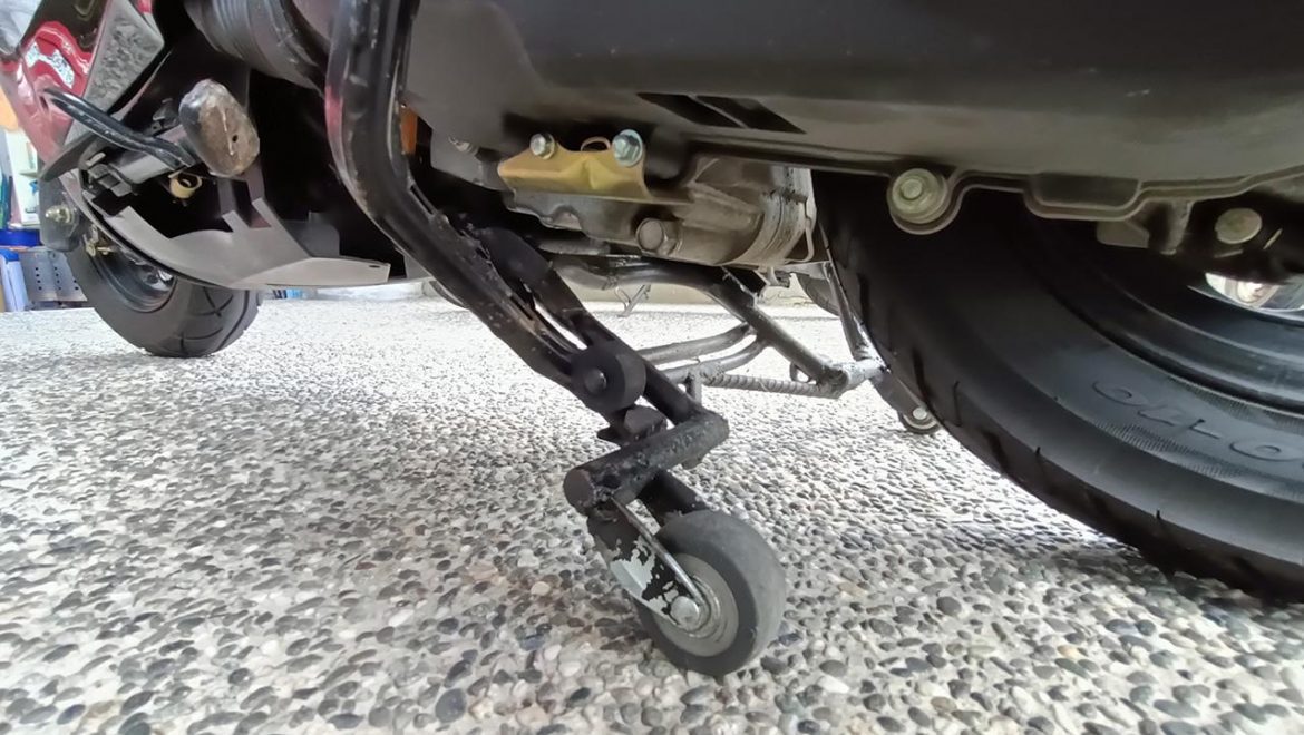 影音/停紅燈腳不用放下？邱景隆發明機車輔助輪架造福機車族