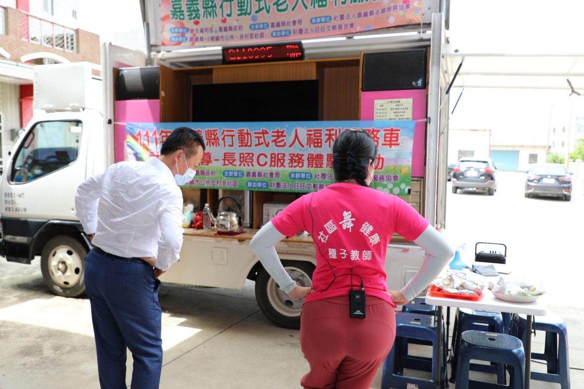 行動老人福利車開進六桂村  在地長輩體驗長照C服務