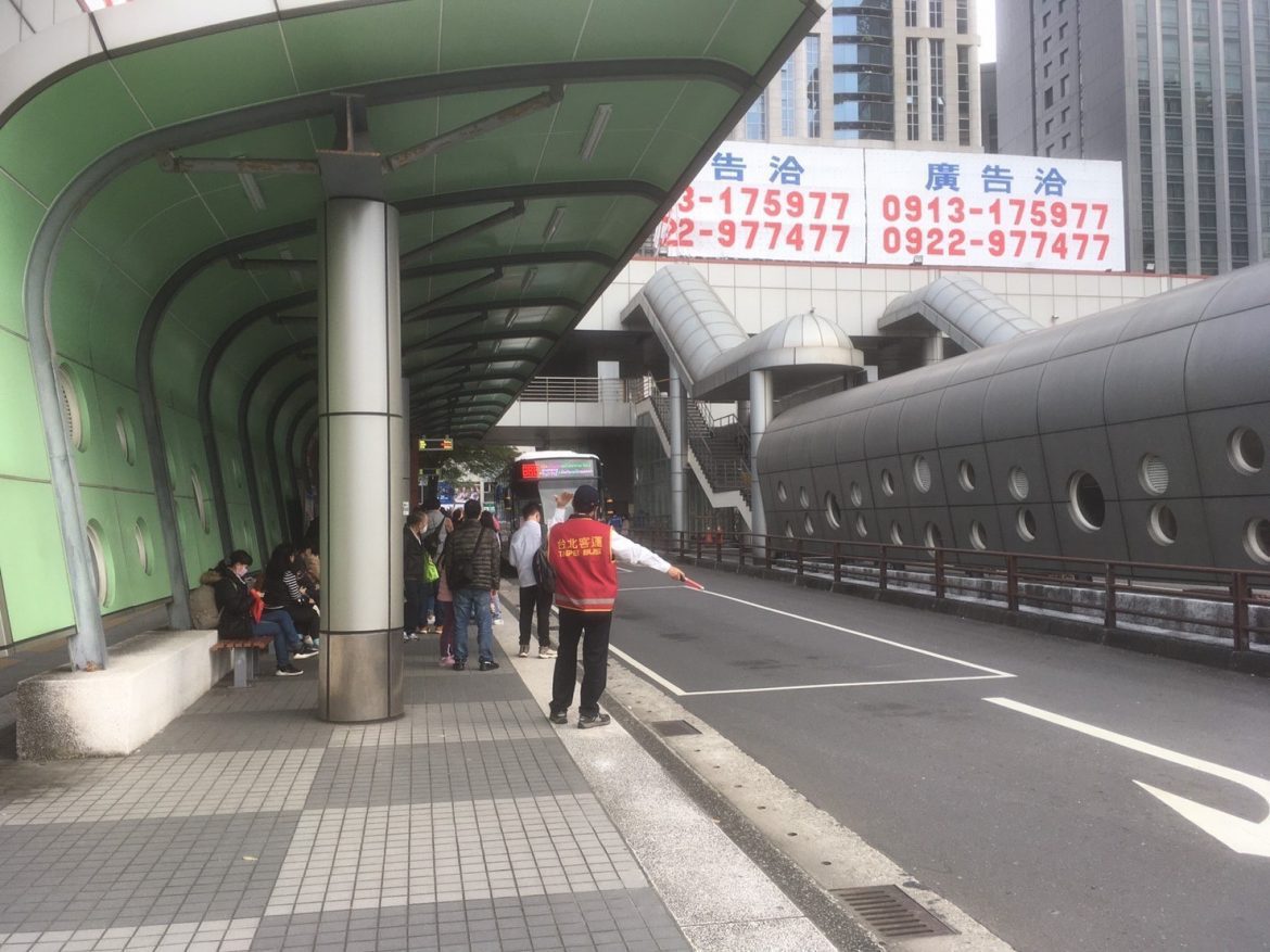 安全再升級 板橋公車站車道鋪面改善