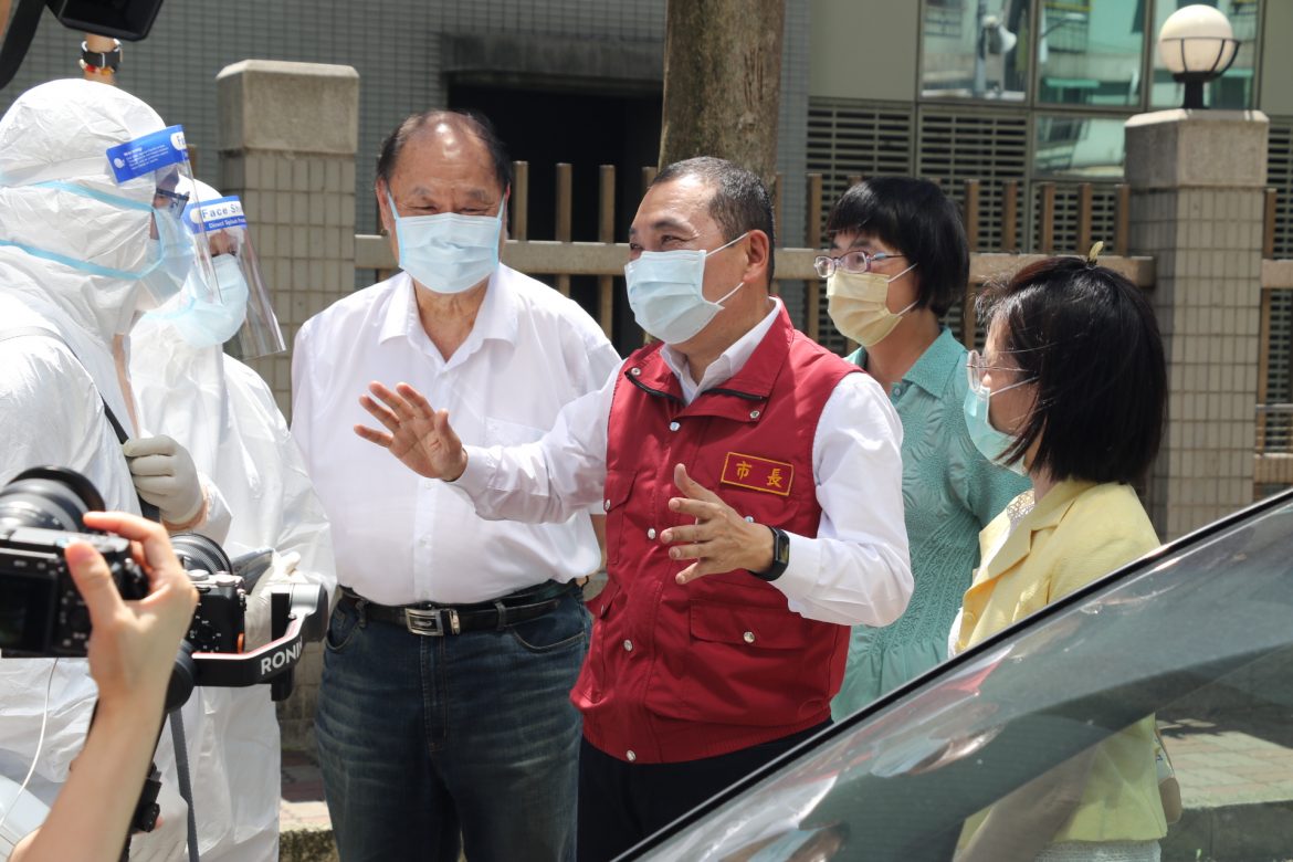 新北到宅照護隊 月服務百餘案 為獨老或身障者提供照護 侯友宜親臨感謝 後續由關懷中心接手