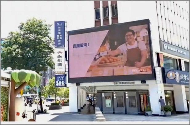 通膨下逆向操作！小攤商租大廣告，背後金主原來是「他」