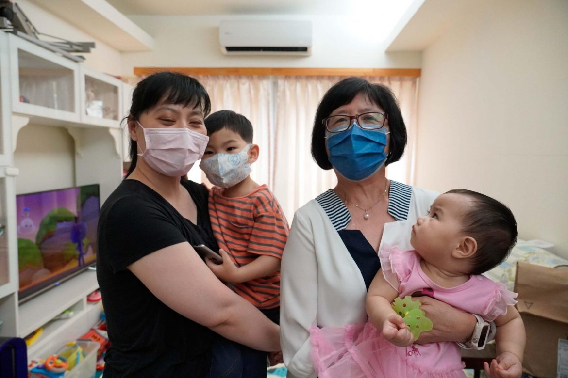 視障父母因送子鳥學堂才有勇氣生二寶 社會局攜帶育兒寶貝袋和市長祝福關懷