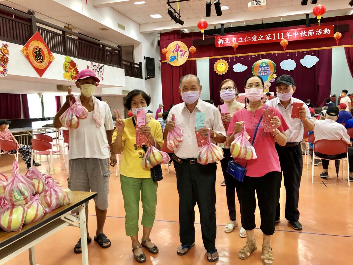 仁愛之家慶中秋 鼓勵長輩施打第四劑疫苗