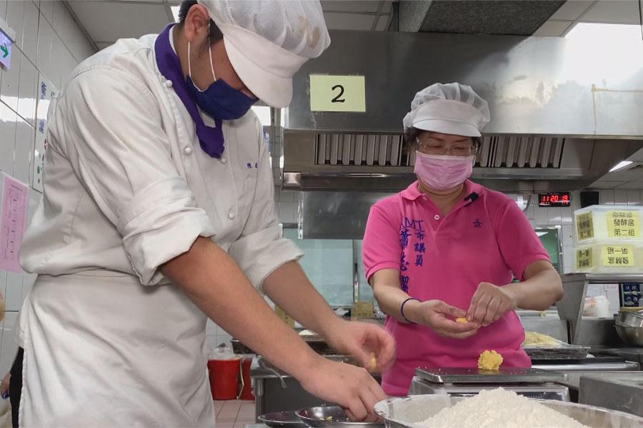婦女關懷協會攜手光復  製作鳳梨酥贈獨老