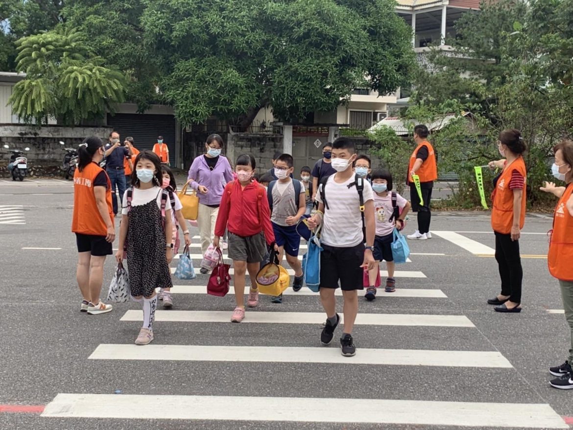 東華附小就學好安心 首創全校家長輪值交通導護志工