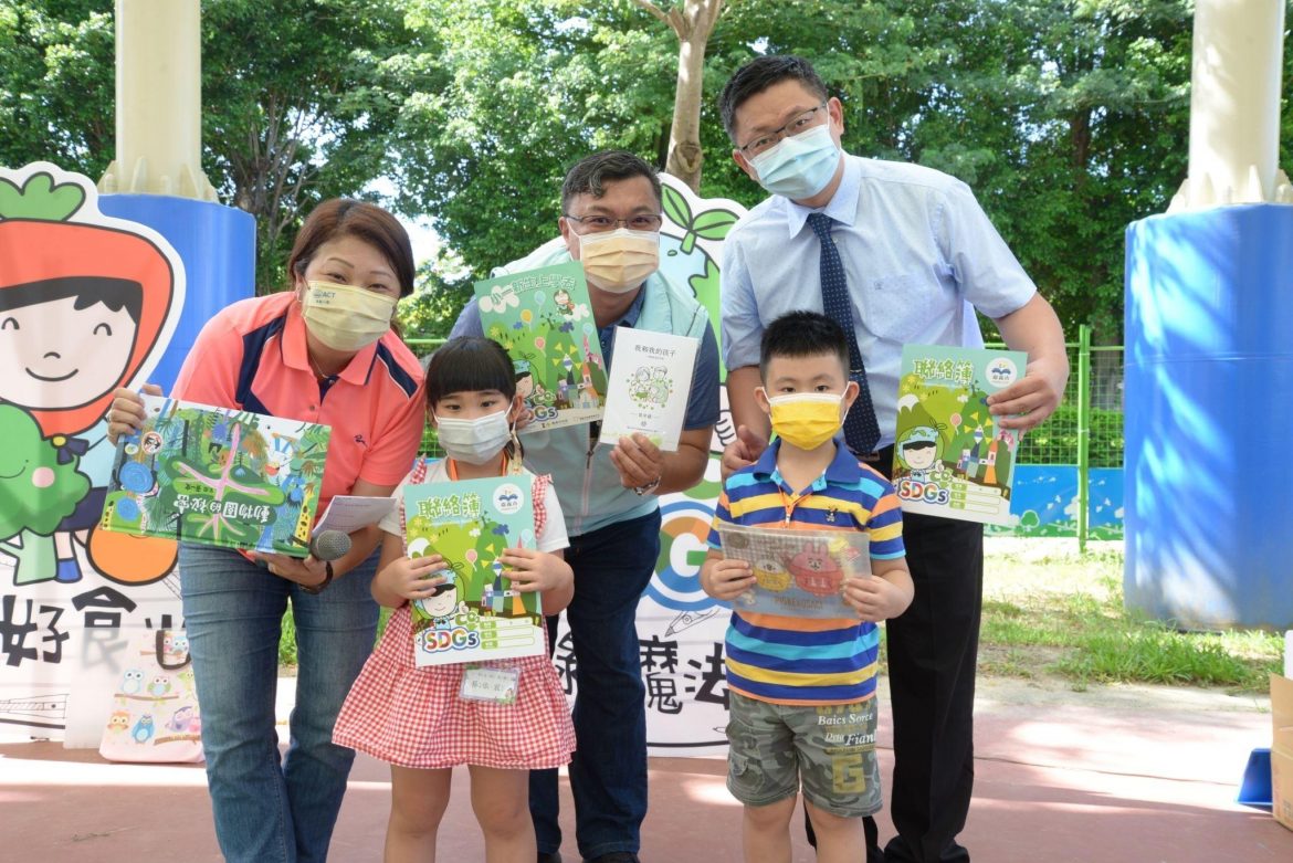 融入品德與生命教育　嘉市國中小聯絡簿開箱秀創意
