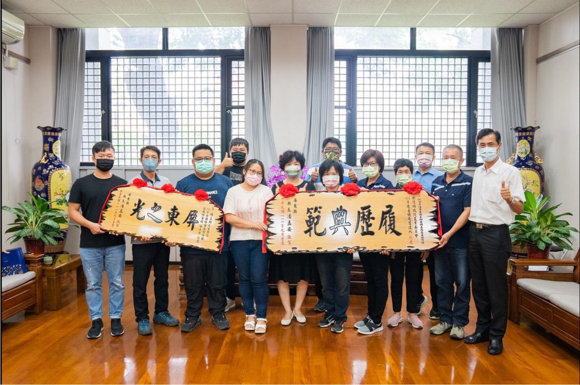 屏東縣政府致贈傑出111年產銷履歷達人及全國龍眼蜂蜜品質評鑑佳績殊榮