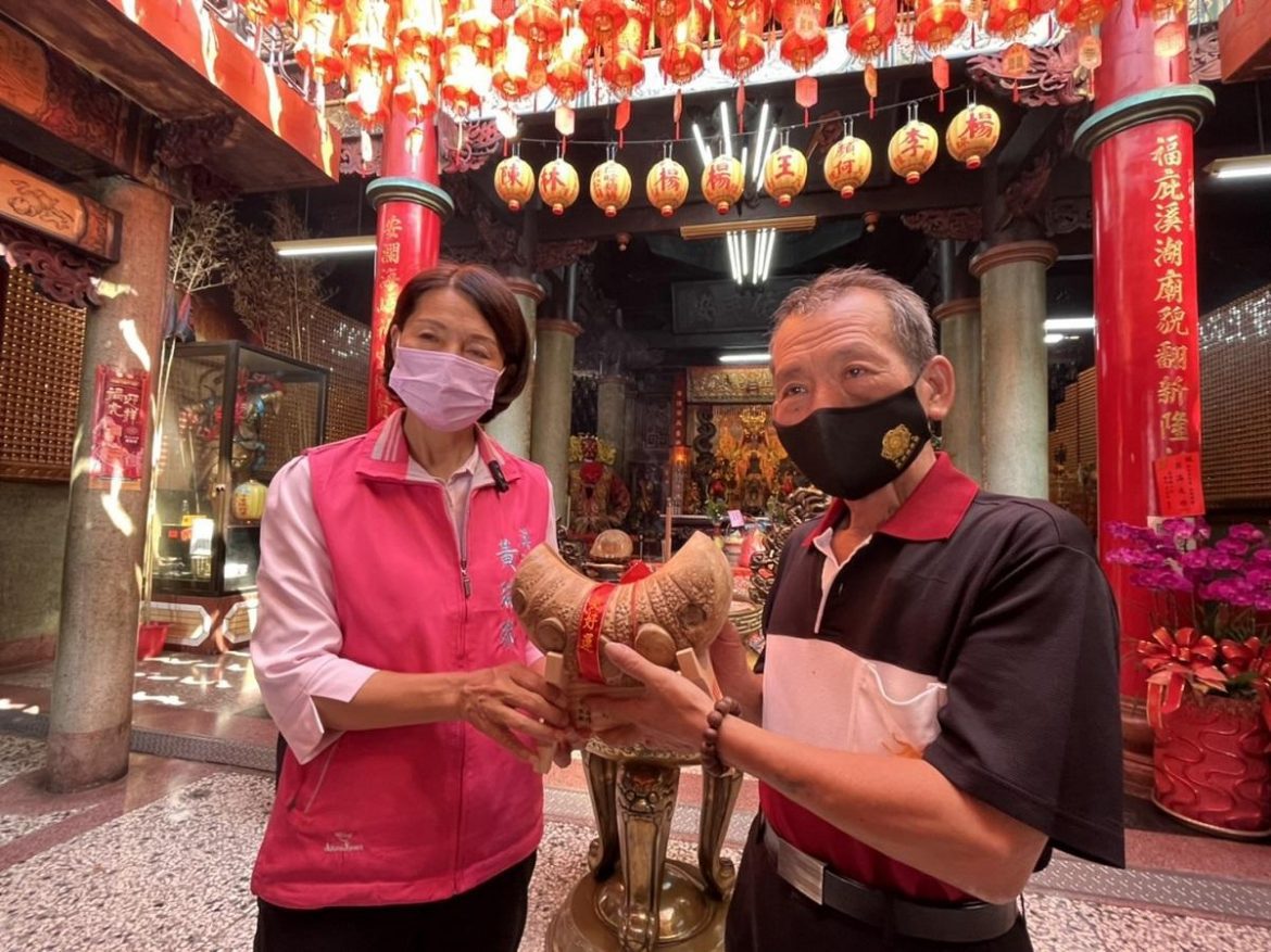 天災不斷　溪湖鎮長送竹頭筊杯為民祈福