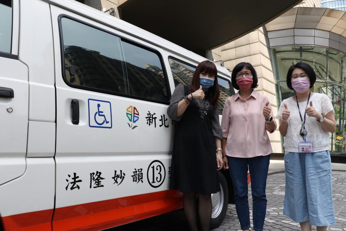 法隆妙韻捐第13輛復康巴士 創新北捐車最高紀錄 個人捐血71次並揪子首捐 最喜收藏學童感謝卡