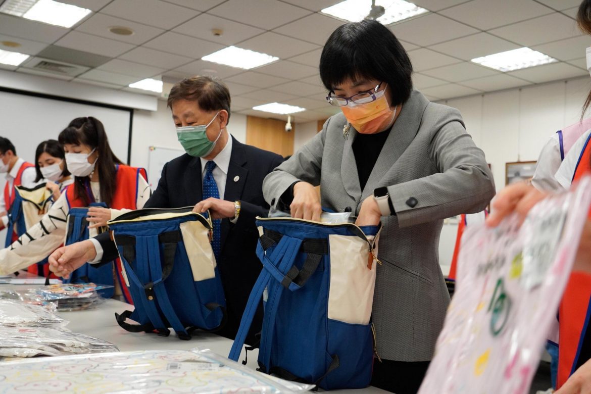 新北愛兒包連續3年支持小爸媽 卡多摩等20家廠商捐贈 板信志工幫打包  送幸福到弱勢兒家