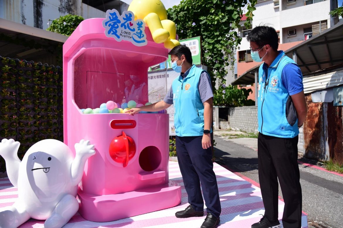 花蓮市蔥油餅街增添裝置藝術 大型扭蛋機吸睛之至