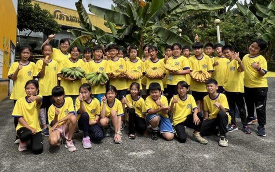 南大附小穿越時空訪蕉園　彩虹志工隊學童驚呼香蕉祕辛多