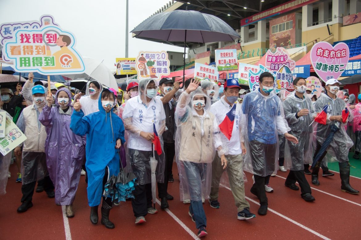 宜蘭慶祝國慶　舉辦升旗典禮及健行活動　民眾熱情參與