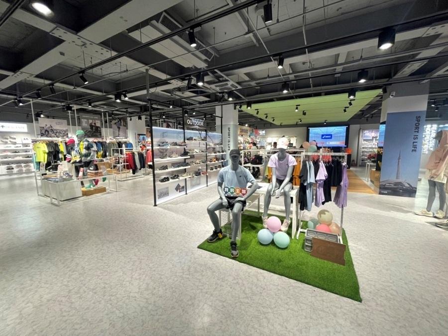 高雄運動品牌指標店盛大開幕 應援女神峮峮站台加油