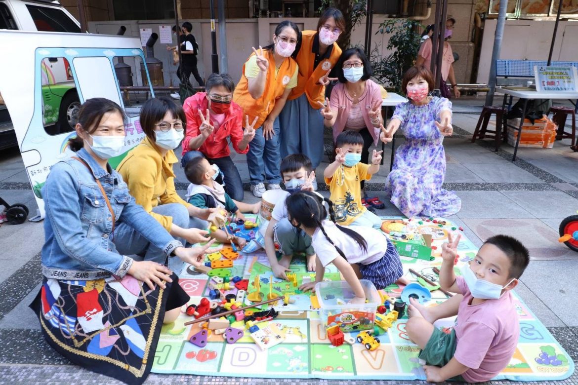 新北市關懷鄉親福利大車隊巡迴汐止 整合各項行動服務 從老少到毛寶貝