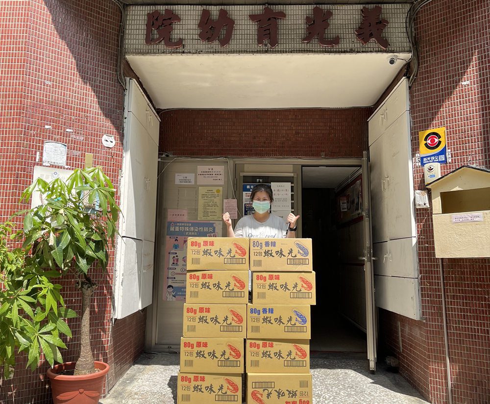 蝦味先公益送愛　用經典零食勾起老幼的笑容