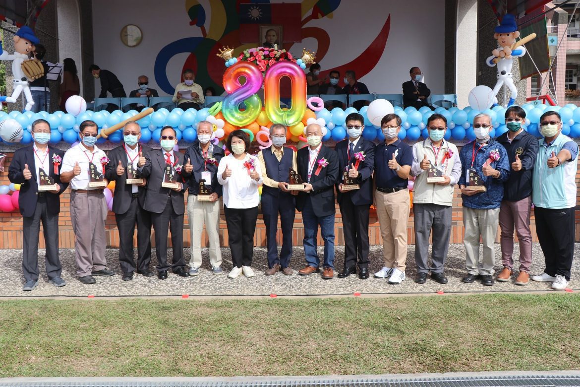 垂楊國小80週年校慶現感人場景  傑出校友找回57年前助學恩人