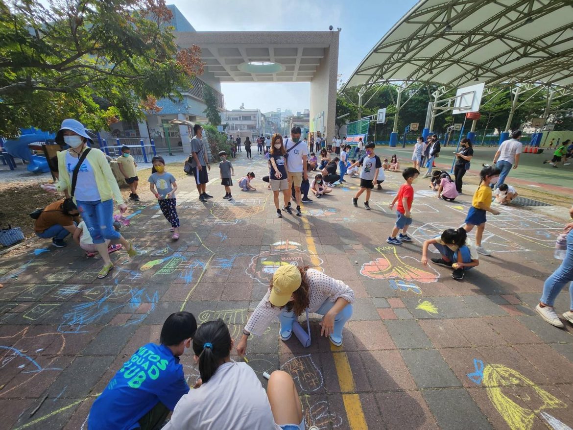 做平常不能做的事！　志航國小親師生從地面「造反」讓心靈起飛