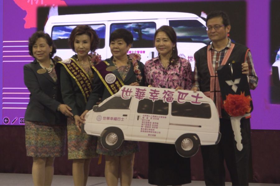 世華姊妹捐贈接駁車　滿足偏鄉學子交通需求