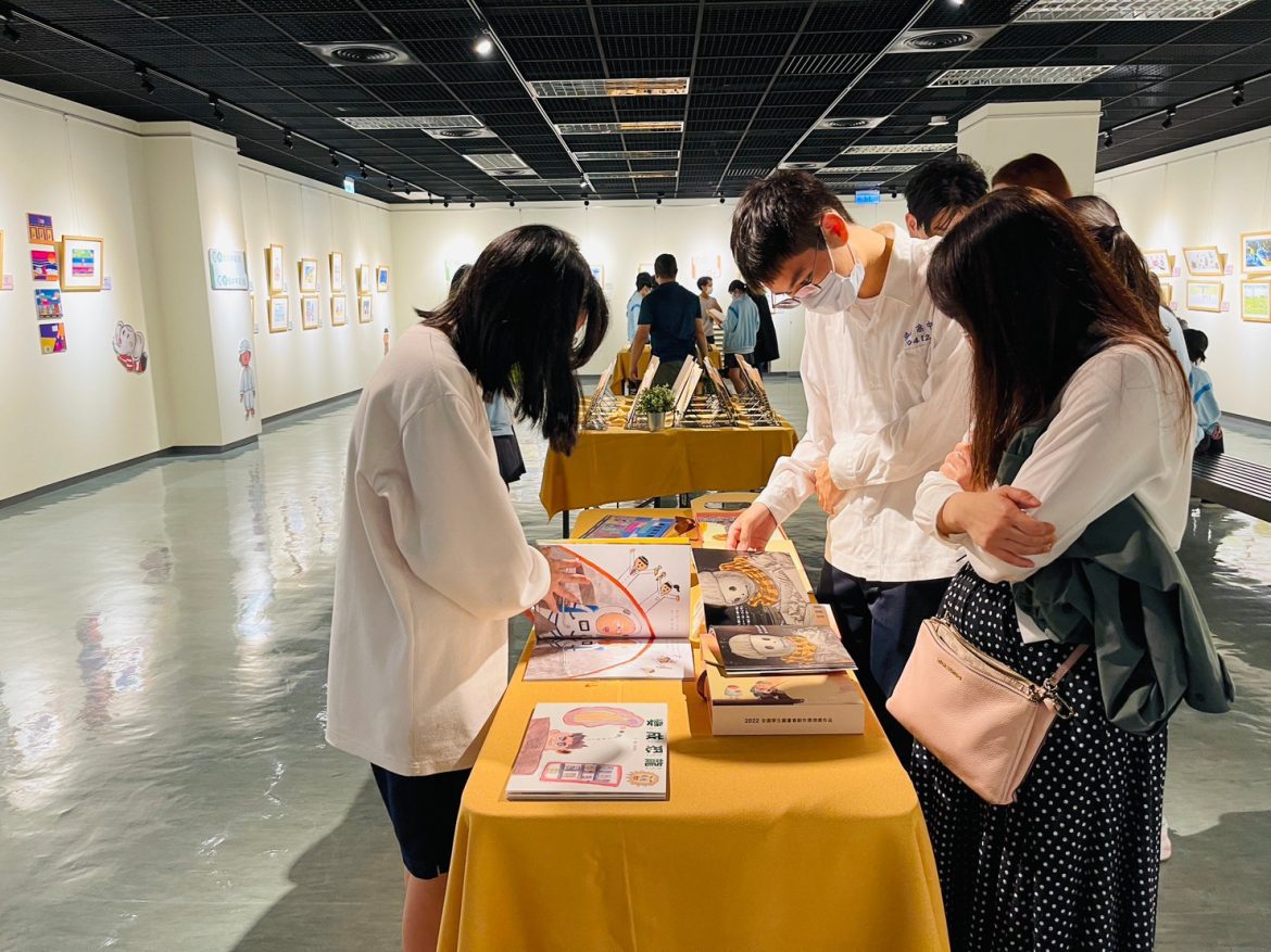 「閱圖讀文—雙獎聯展」 百餘件圖文創作文化局展出