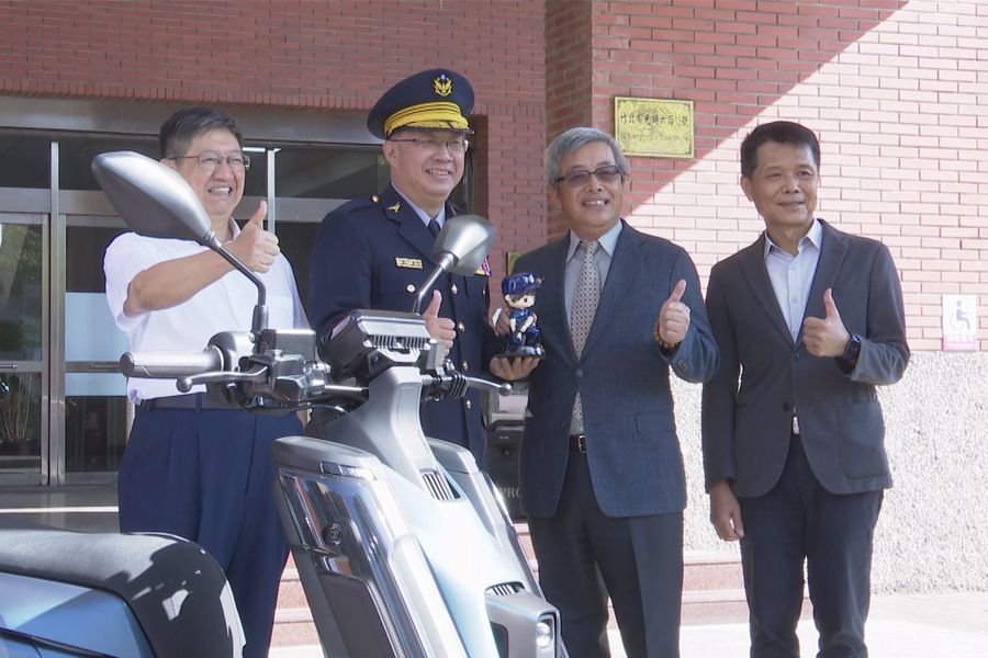 山葉機車回饋地方  贈竹縣警30輛電動機車