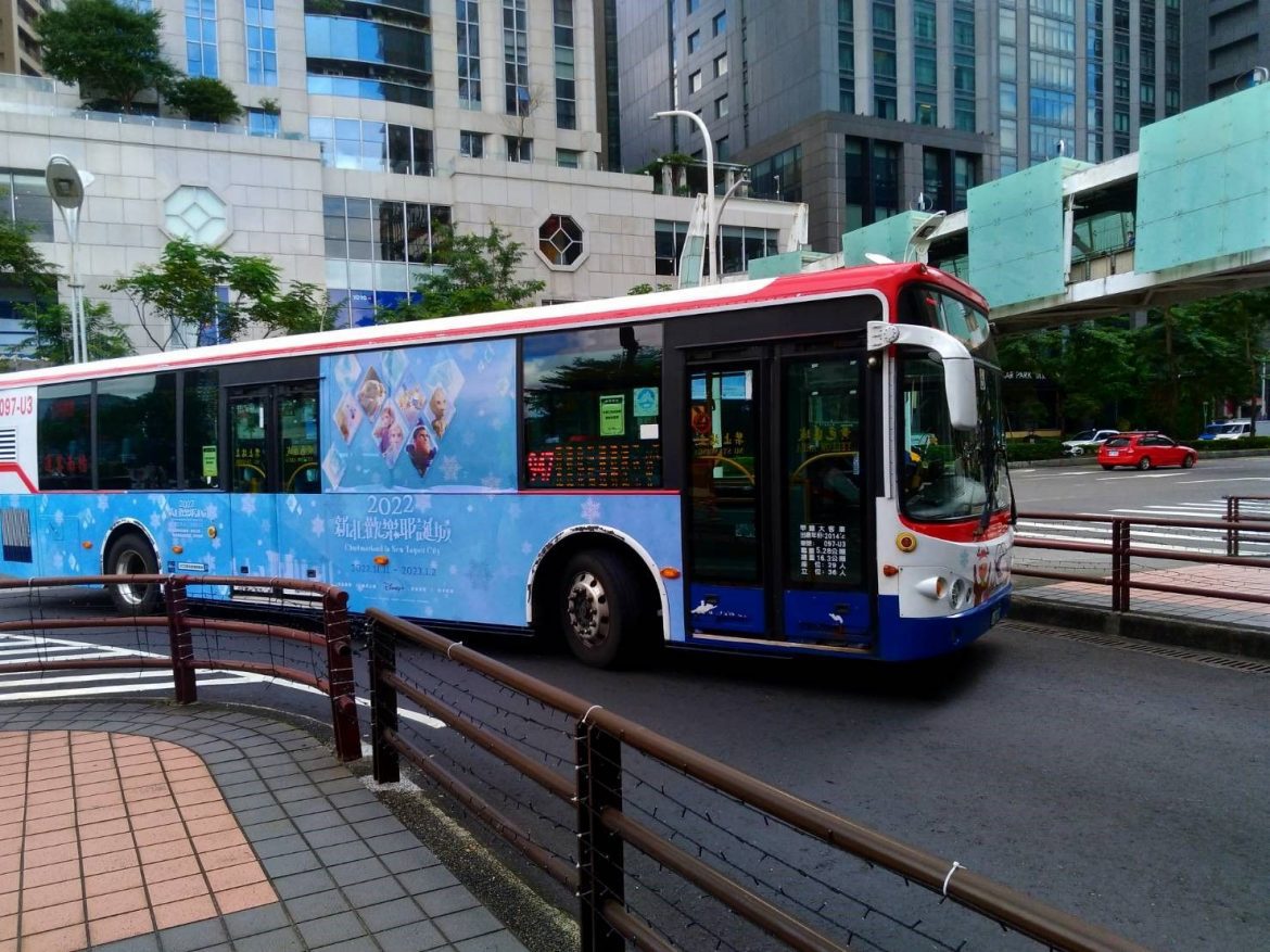 全臺唯一迪士尼主題公車　在新北歡樂耶誕城驚奇上路　歡迎搭乘打卡