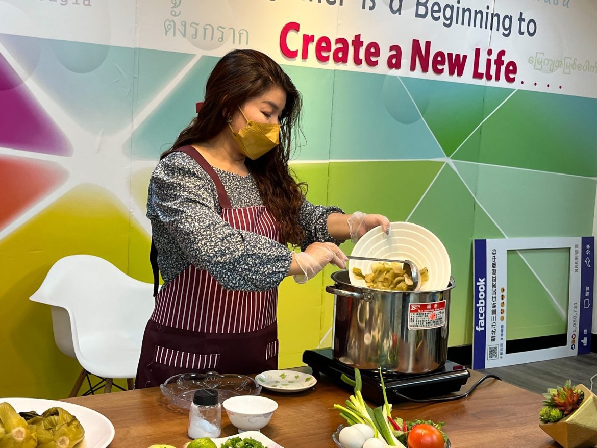 新住民范秋水用台灣芥菜特製越式酸菜 水水越味美食料理教作酸菜排骨和炒蛋